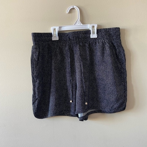 ⭐️2 FOR $20⭐️ Studio Floral Shorts Size Medium. EUC - Picture 6 of 6